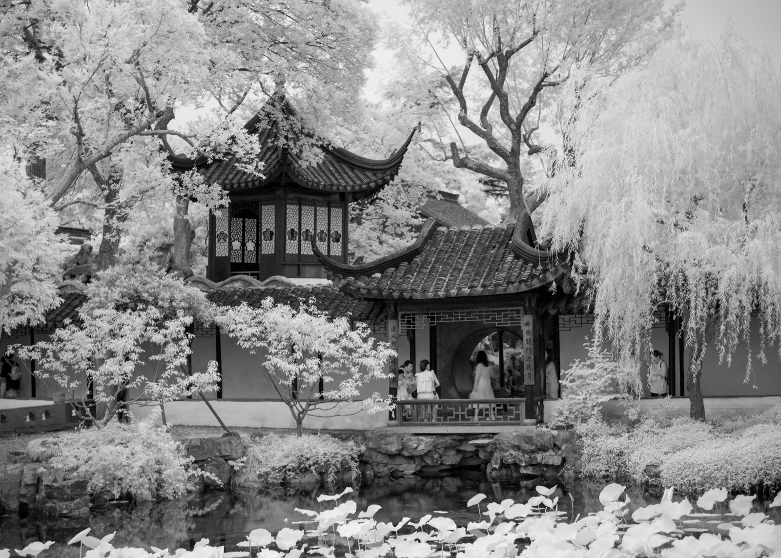 The Bie You Dong Tian grotto with the Tayin Pavilion in the distance.