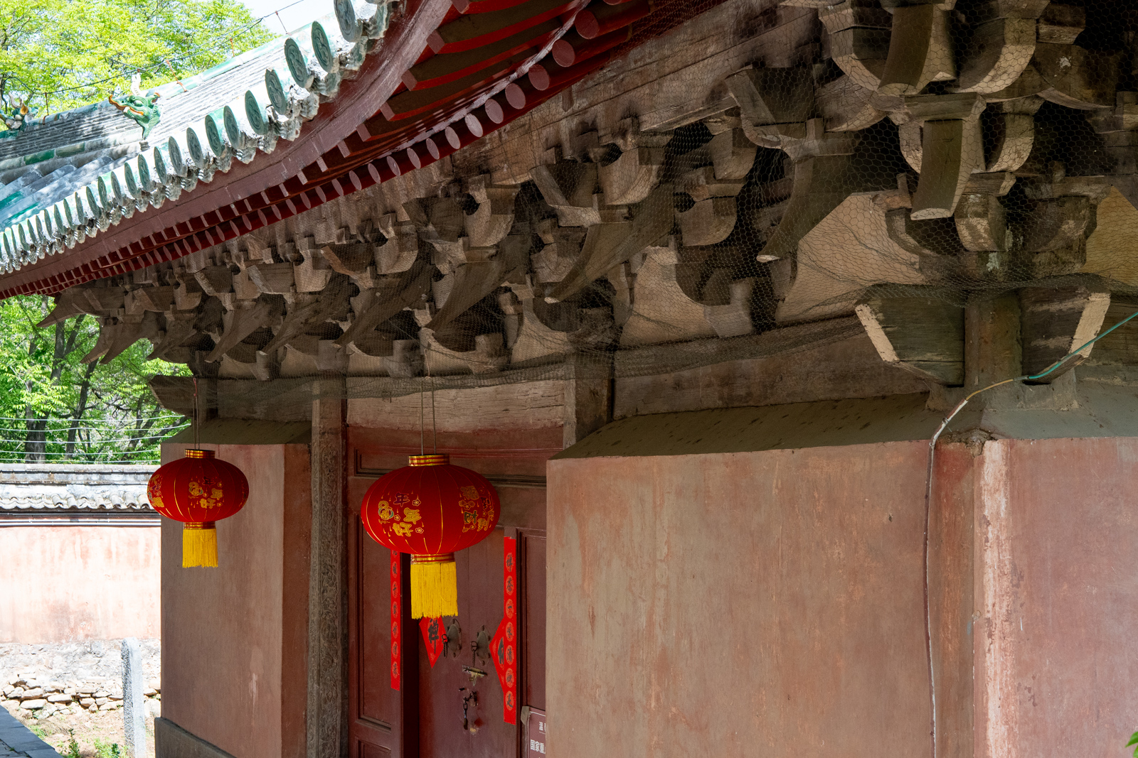 Rear elevation of Chuzu Hall showing the rise of the horizontal members toward both ends.