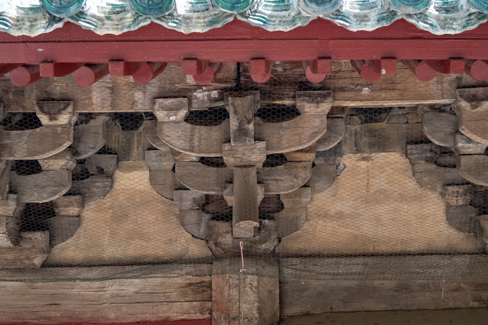 Frontal view of the bracket sets beneath the eaves of Chuzu Hall.
