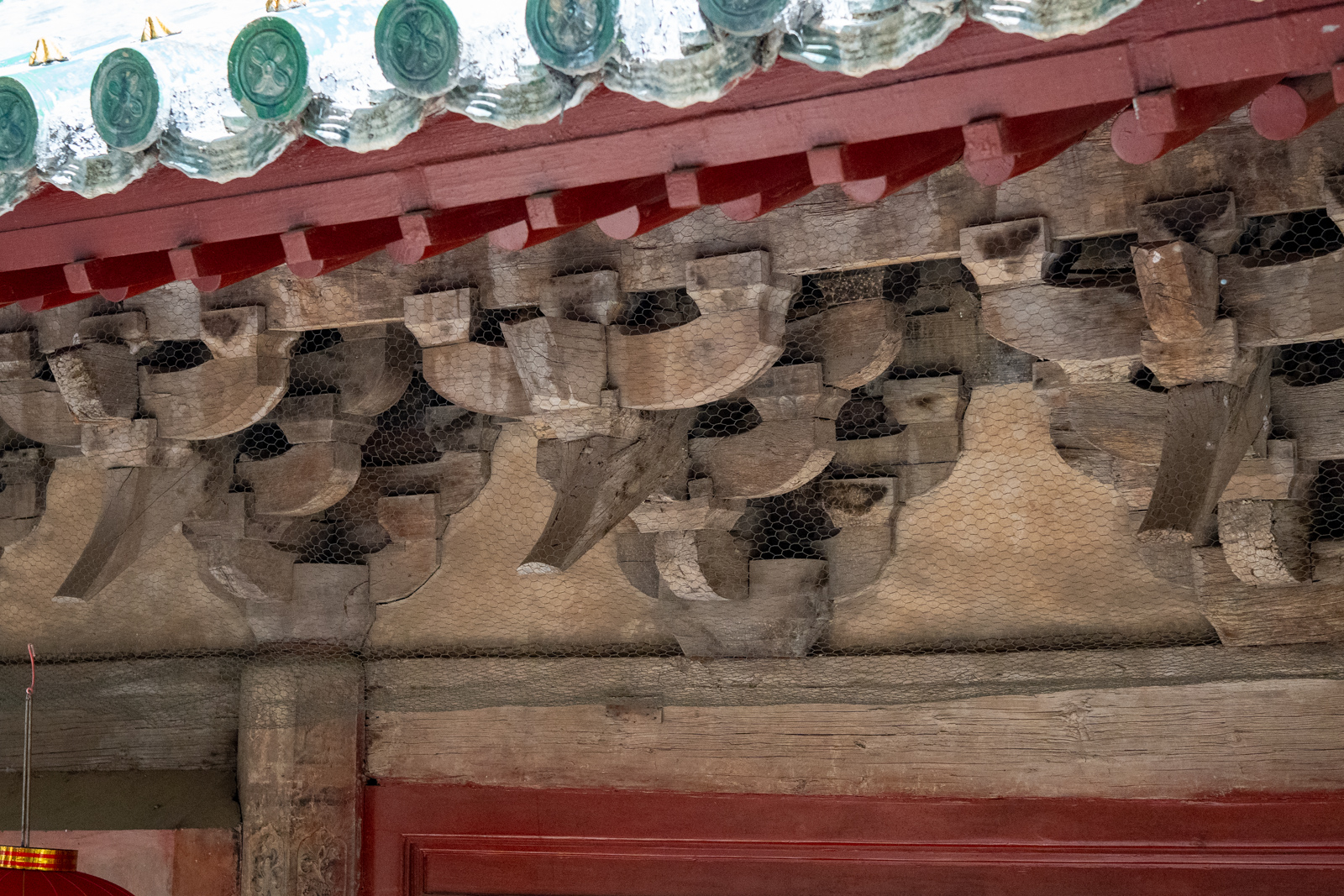 Side view of the bracket sets beneath the eaves of Chuzu Hall.