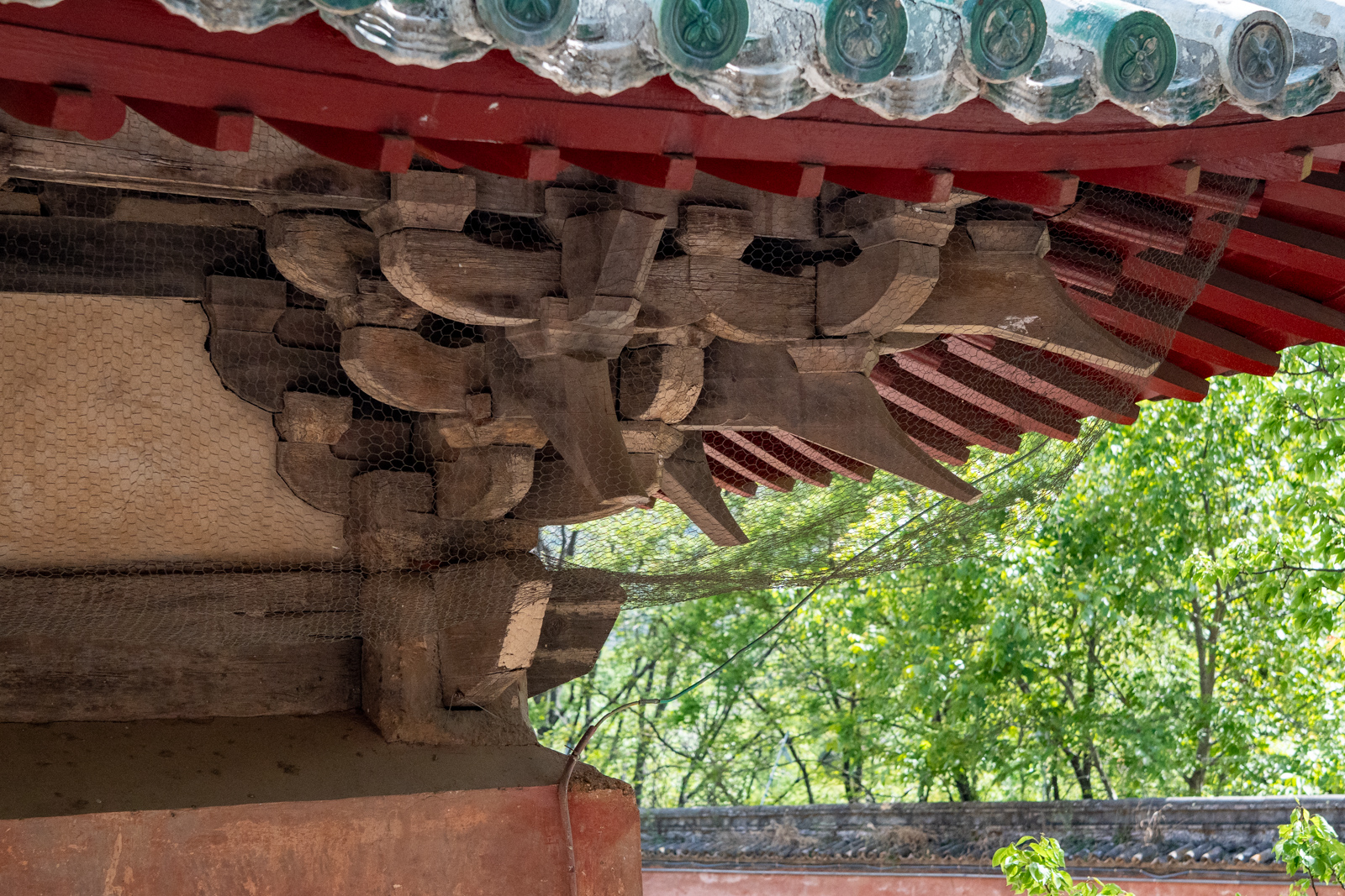 Oblique close view of the bracket sets at Chuzu Hall.