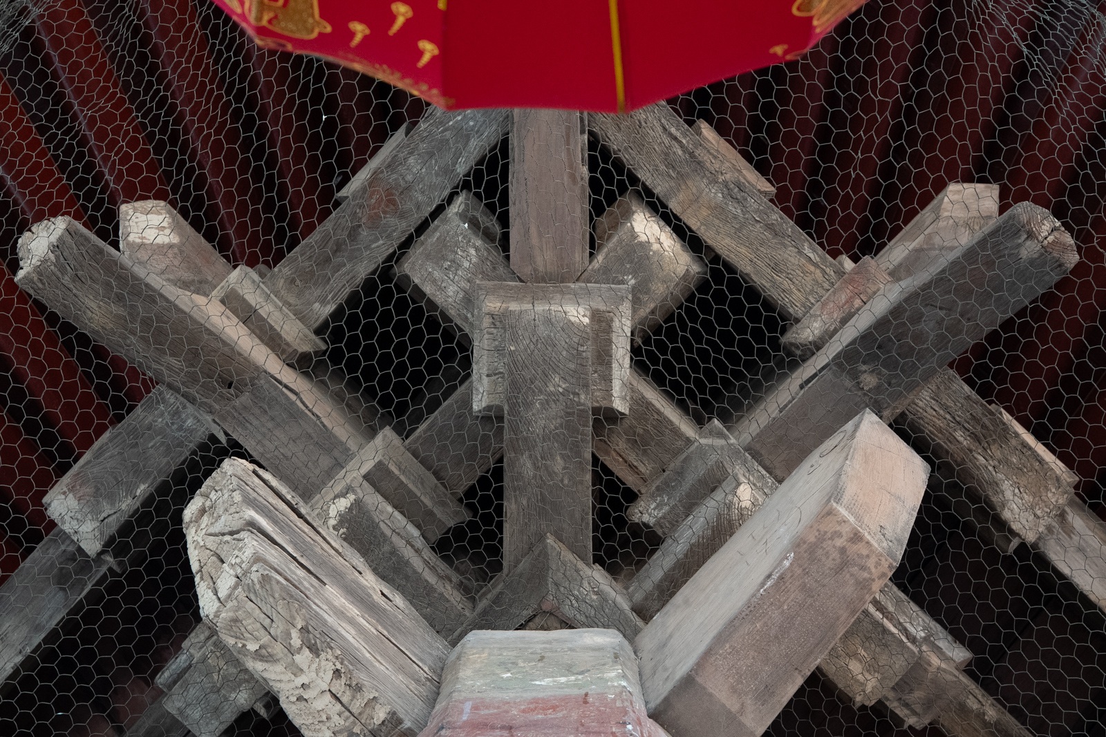Upward view of the corner of Chuzu Hall showing the underside of the eaves and corner structure.