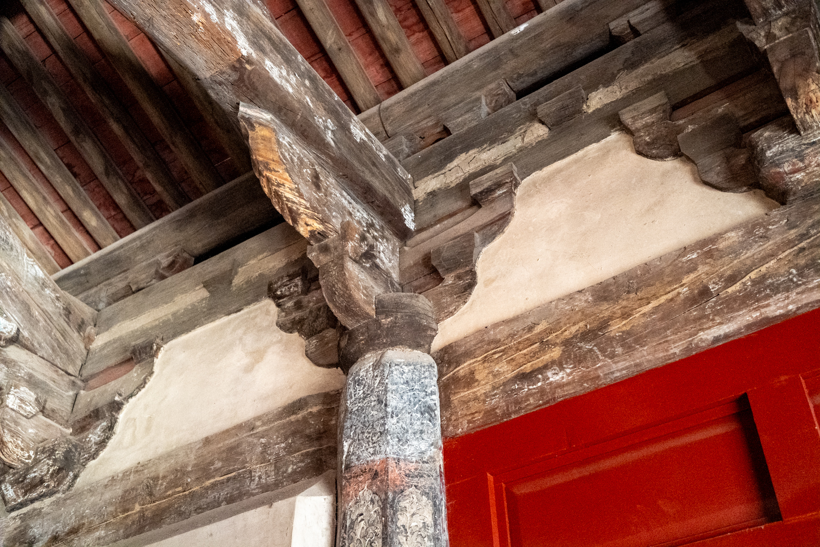 Upward interior view into the layered roof frame of Chuzu Hall.