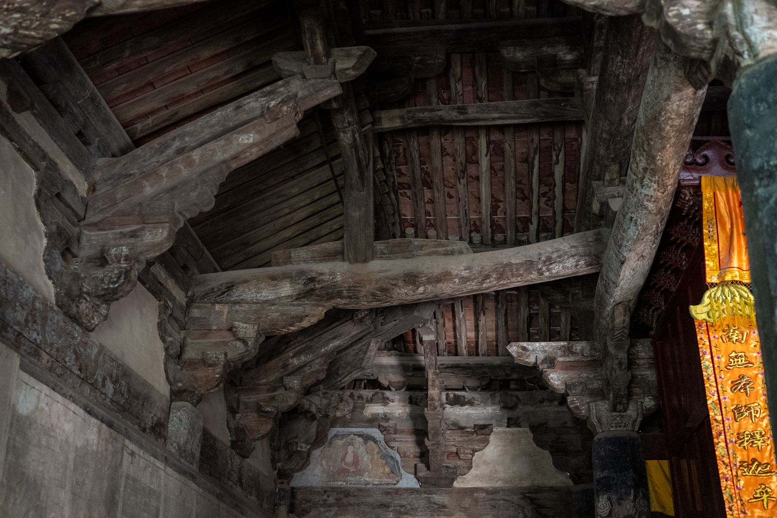 Interior structural detail showing different bearing members meeting the roof frame.